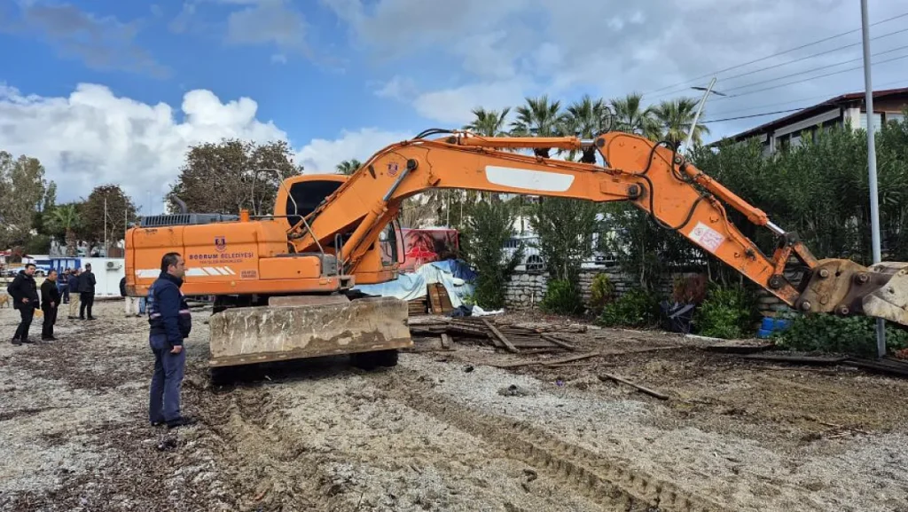 Demolition of Illegal Beach Structures Begins in Bodrum