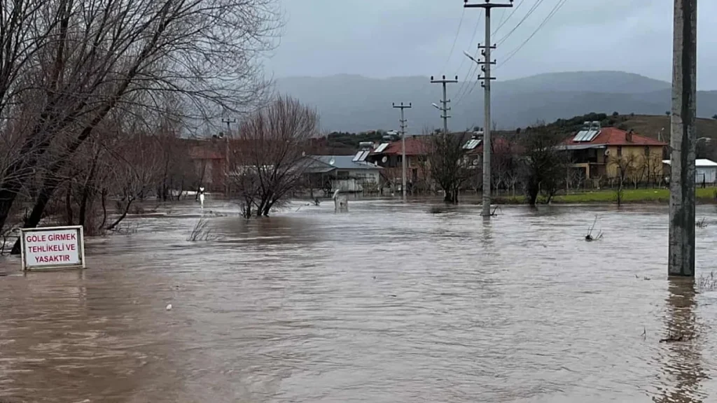 Flooding in Seydikemer: Houses Evacuated