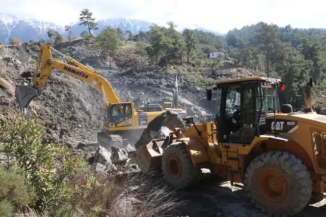 Landslide Closes Seydikemer Road, Teams Working to Reopen