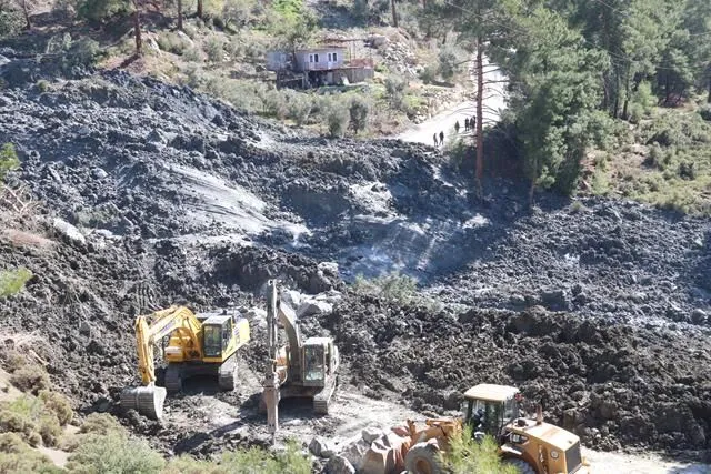 Landslide Closes Seydikemer Road, Teams Working to Reopen
