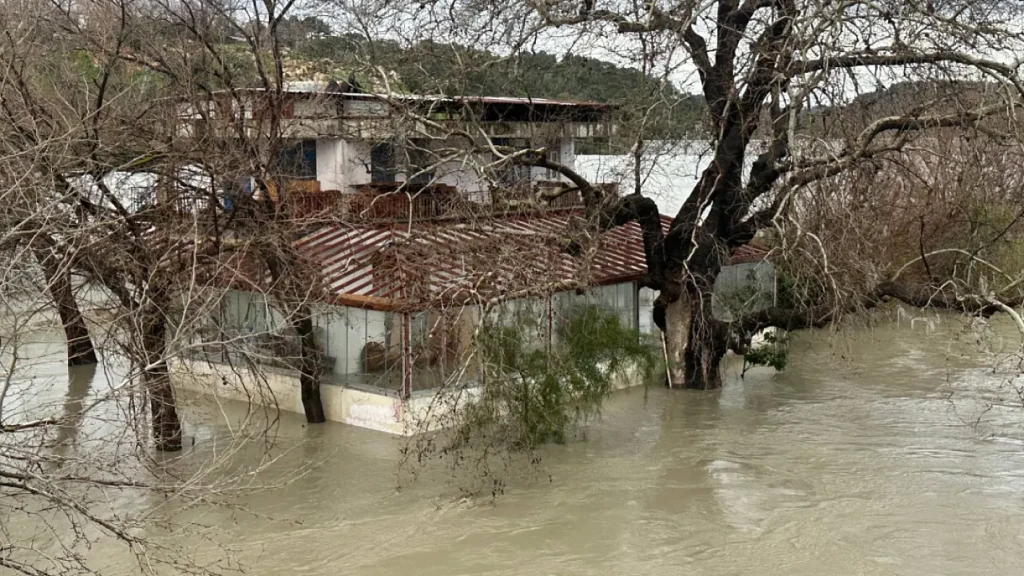 Flooding in Seydikemer: Houses Evacuated