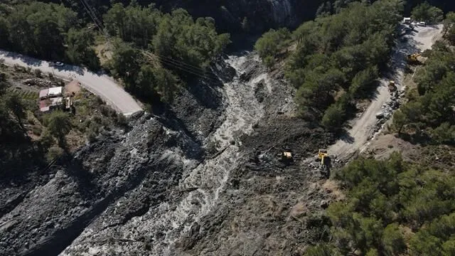 Landslide Closes Seydikemer Road, Teams Working to Reopen