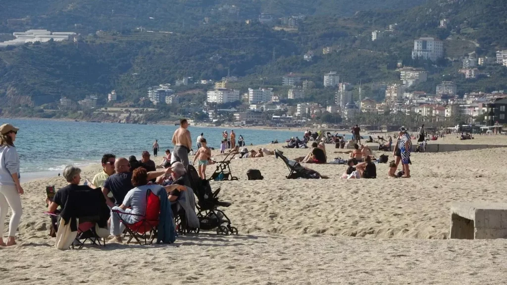 Spring Heatwave Signals Warmer-Than-Normal Season Across Turkey