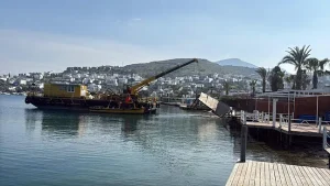 Large-Scale Cleanup Targets Illegal Jetties on Türkbükü Beach