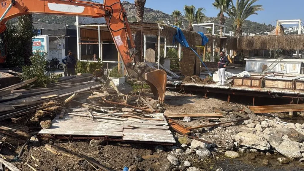 Large-Scale Cleanup Targets Illegal Jetties on Türkbükü Beach
