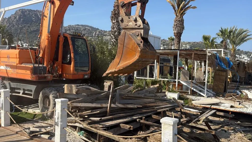 Large-Scale Cleanup Targets Illegal Jetties on Türkbükü Beach