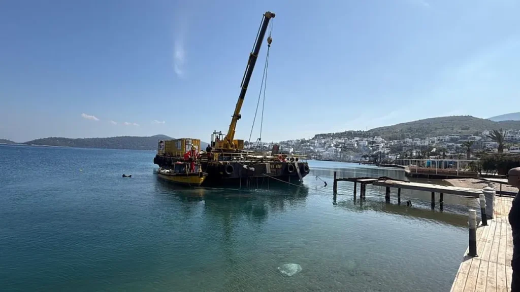 Large-Scale Cleanup Targets Illegal Jetties on Türkbükü Beach