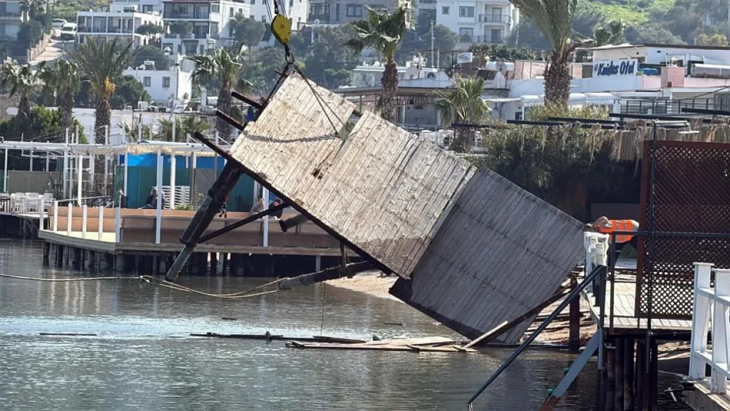 Large-Scale Cleanup Targets Illegal Jetties on Türkbükü Beach