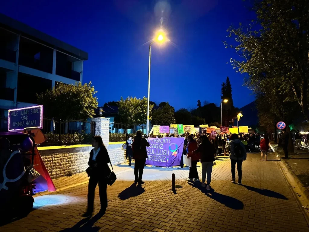 Women Hold Night March in Fethiye for International Women’s Day