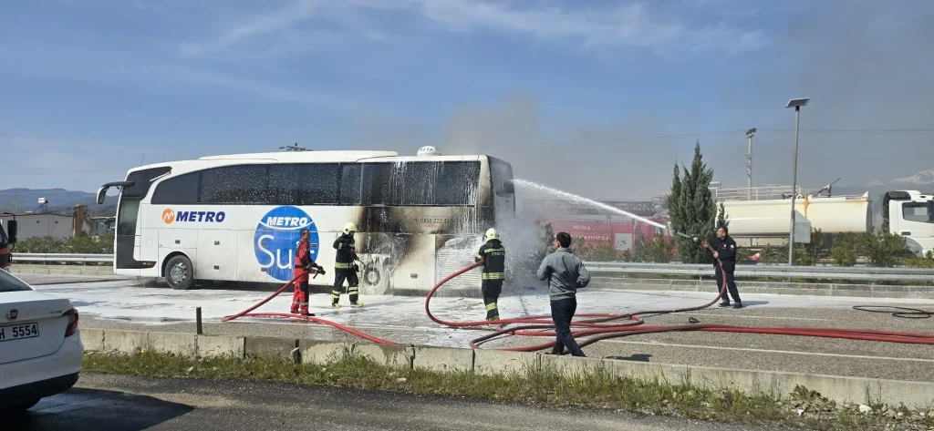 Bus Fire in Seydikemer Quickly Brought Under Control as Passengers Safely Evacuated