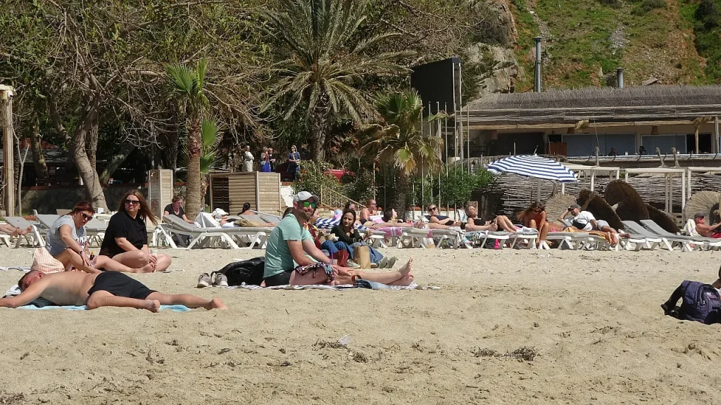 While Winter Grips Turkey, Cleopatra Beach in Antalya Enjoys Summer-Like Crowds
