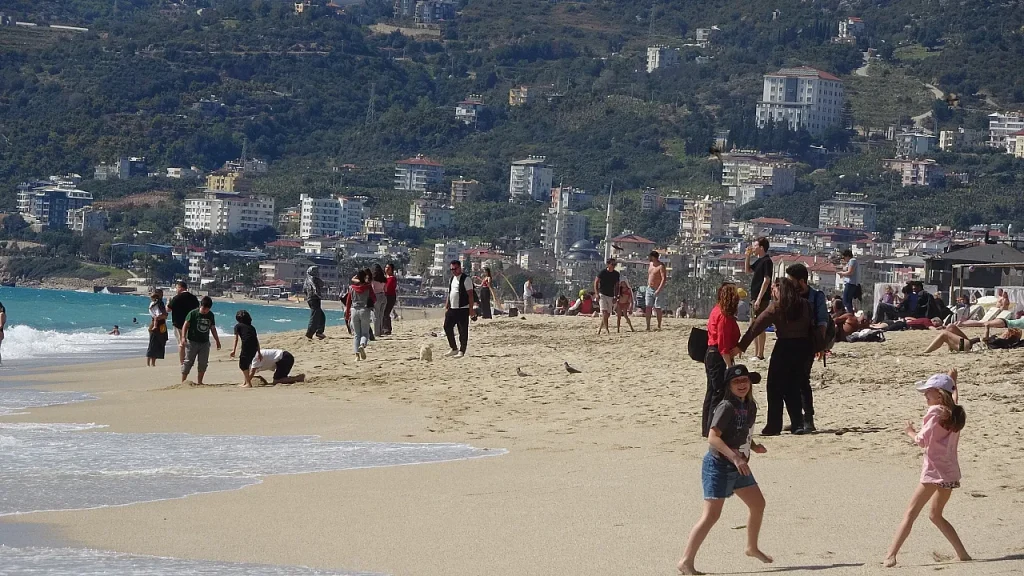 While Winter Grips Turkey, Cleopatra Beach in Antalya Enjoys Summer-Like Crowds
