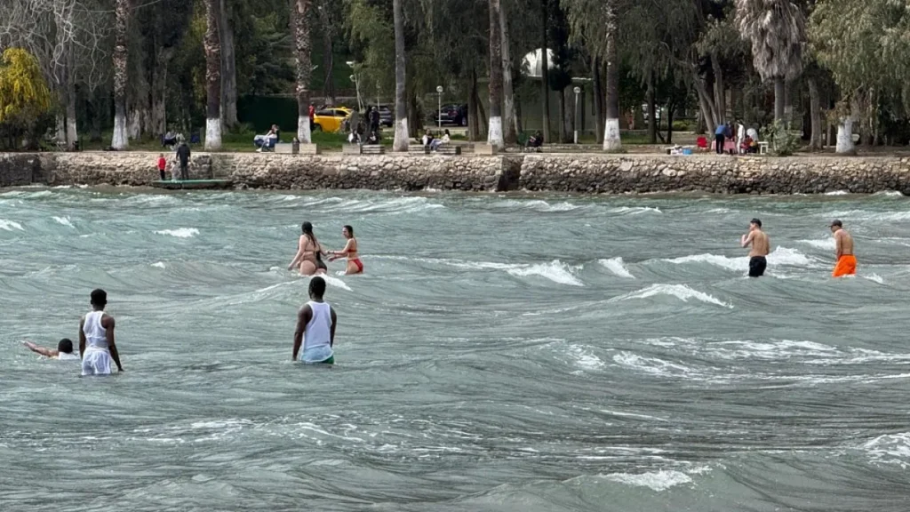 Sea Season Opens Early in Muğla as Swimmers Brave Cool Waters in Akyaka