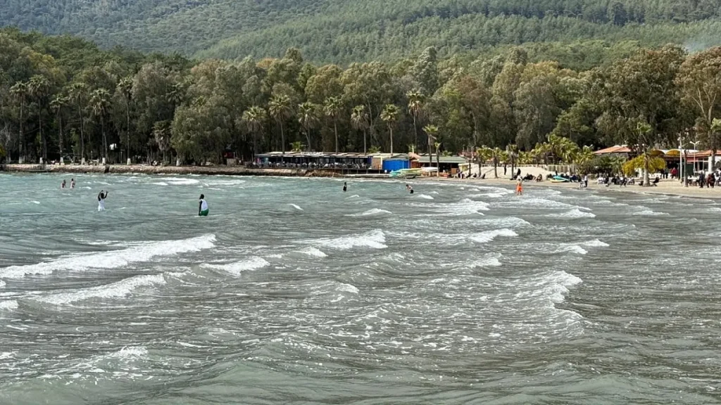 Sea Season Opens Early in Muğla as Swimmers Brave Cool Waters in Akyaka