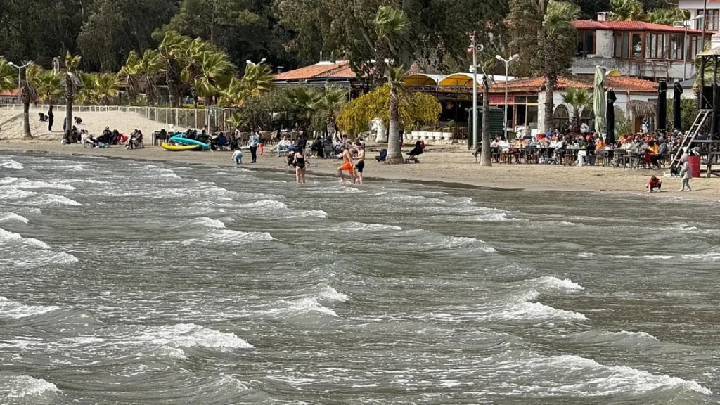 Sea Season Opens Early in Muğla as Swimmers Brave Cool Waters in Akyaka