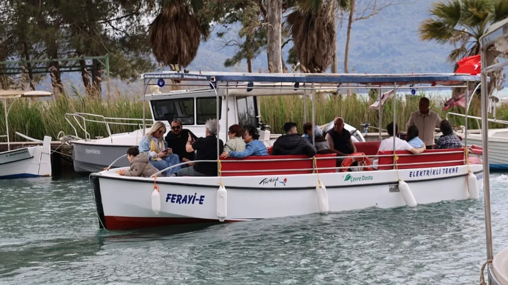 Sea Season Opens Early in Muğla as Swimmers Brave Cool Waters in Akyaka