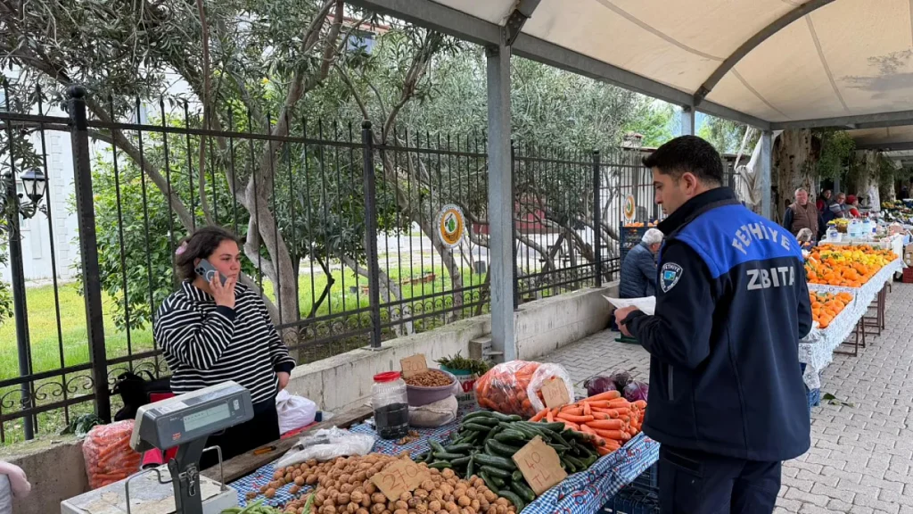 Fethiye Tuesday Market Inspections Intensified as Municipal Police Remove Unregistered and Unauthorized Stalls