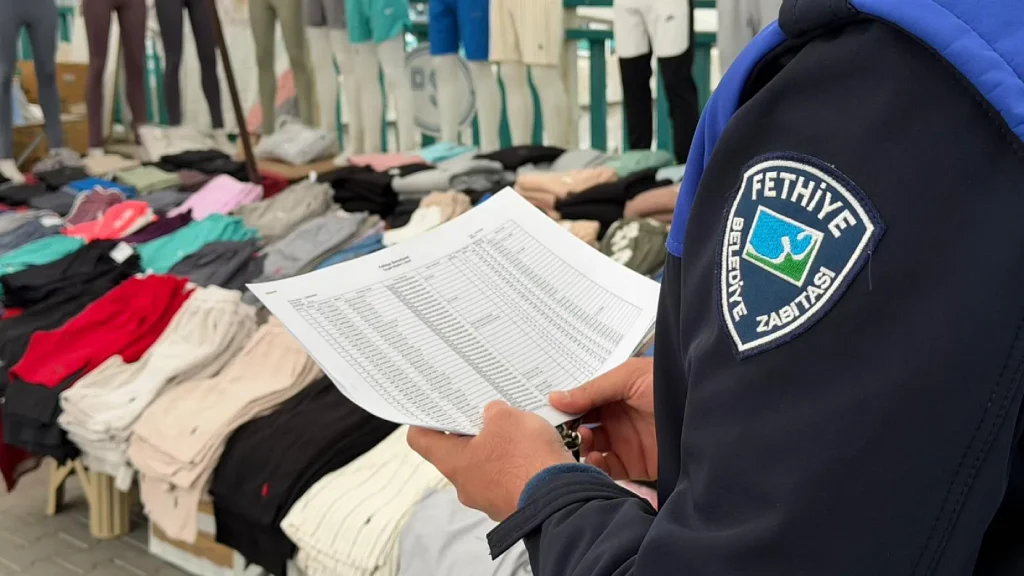 Fethiye Tuesday Market Inspections Intensified as Municipal Police Remove Unregistered and Unauthorized Stalls