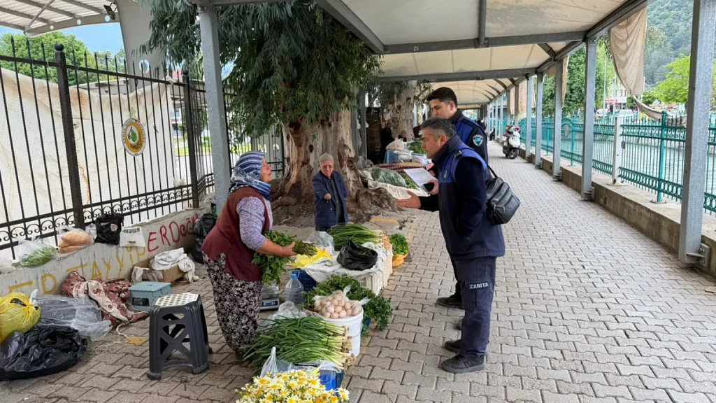 Fethiye Tuesday Market Inspections Intensified as Municipal Police Remove Unregistered and Unauthorized Stalls
