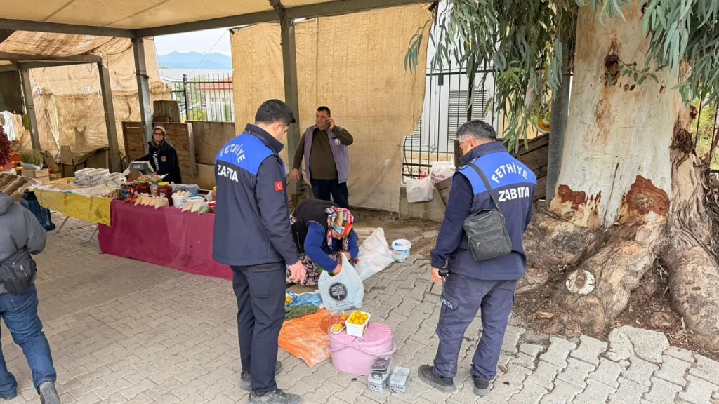 Fethiye Tuesday Market Inspections Intensified as Municipal Police Remove Unregistered and Unauthorized Stalls