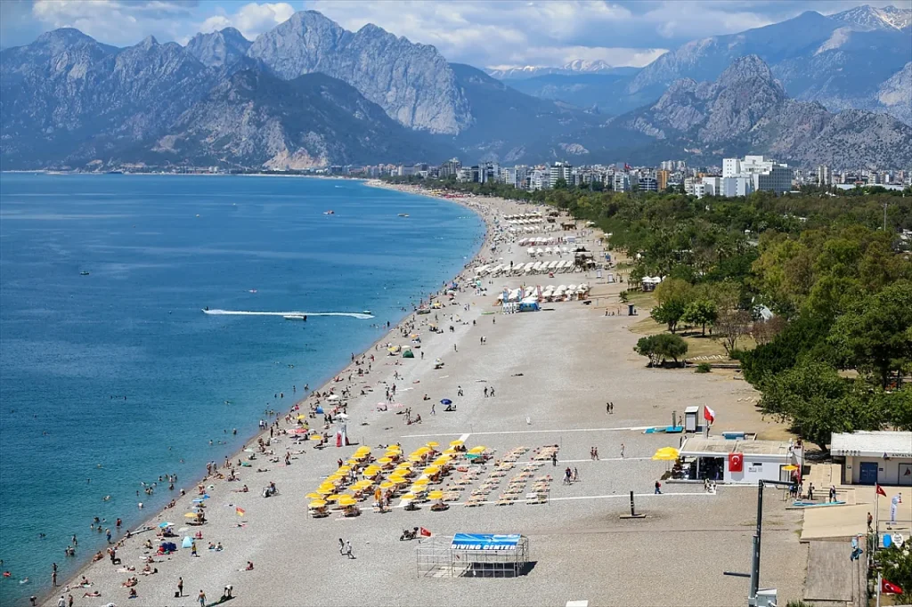 Holiday Crowds Fill Antalya and Muğla Beaches During Eid al-Adha