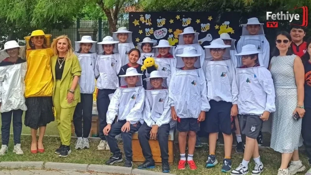 Students Learn the Importance of Bees at World Bee Day Event in Fethiye