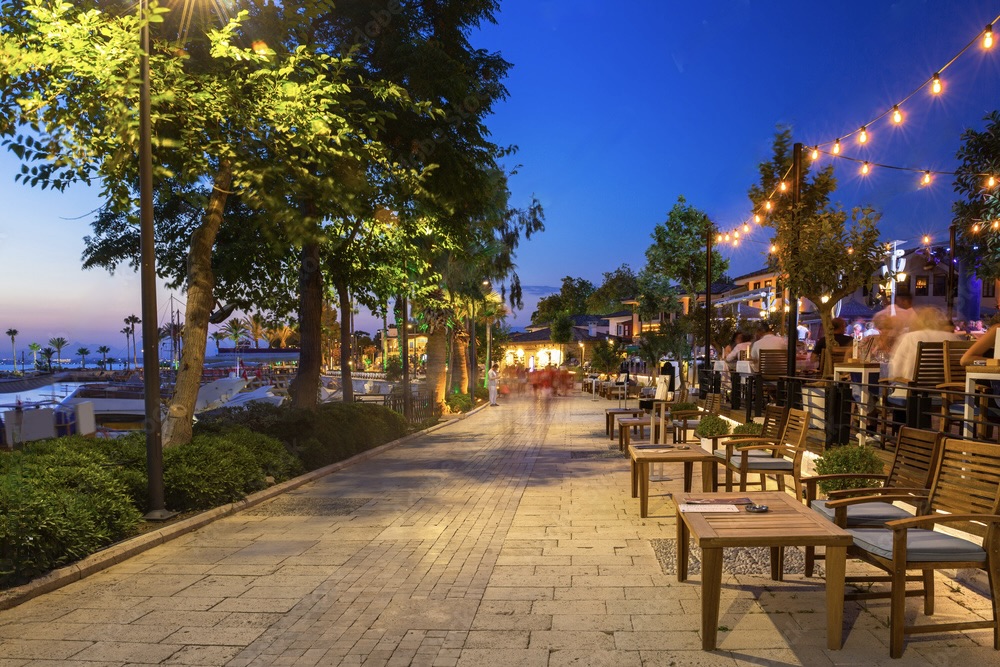 Side promenade at night