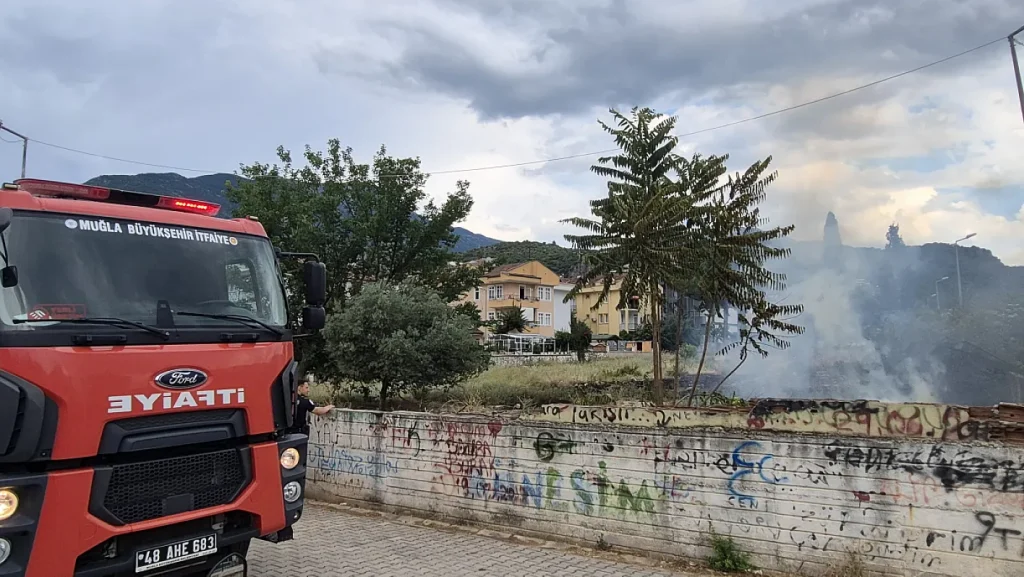 Fire Breaks Out on Baha Şıkman Street in Fethiye