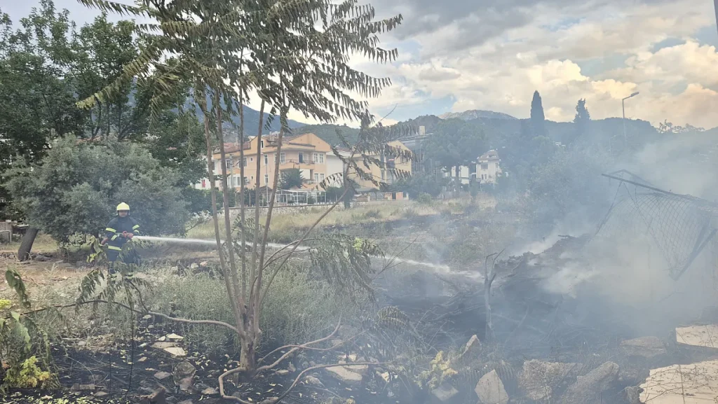 Fire Breaks Out on Baha Şıkman Street in Fethiye