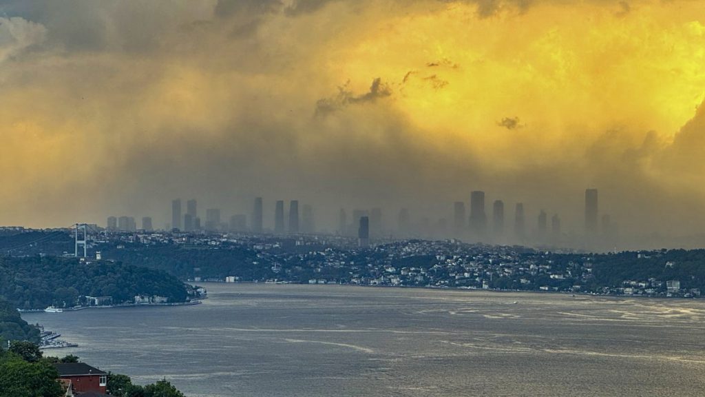 Powerful storm engulfs Istanbul, reducing visibility