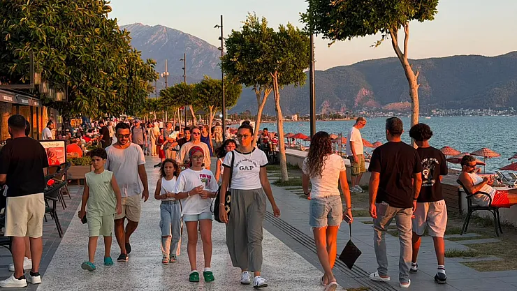 Evening bustle at Çalış Beach as locals seek relief from the heat