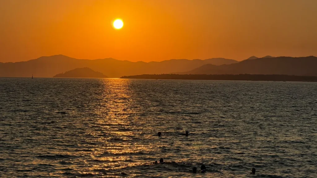 Evening bustle at Çalış Beach as locals seek relief from the heat