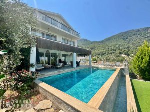 Turkey Homes: 4-Bed Villa with Infinity Pool in Üzümlü - £335,000