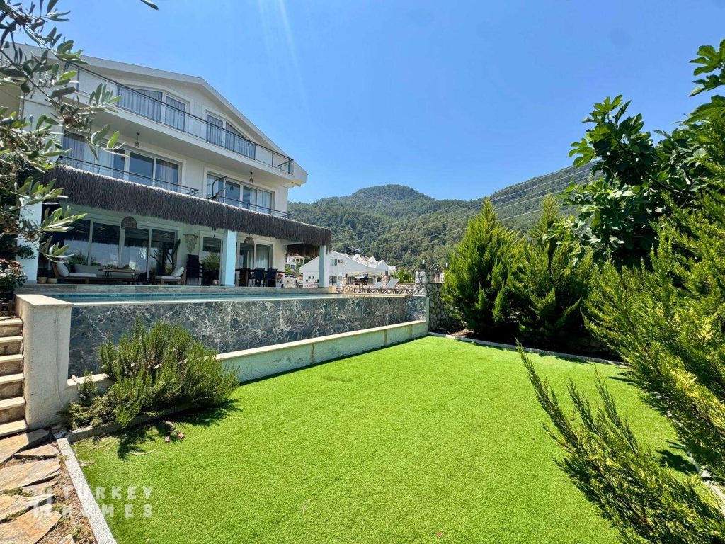 Turkey Homes: 4-Bed Villa with Infinity Pool in Üzümlü - £335,000