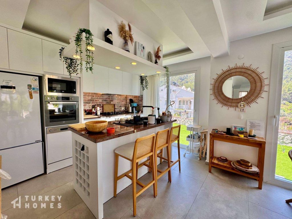 Turkey Homes: 4-Bed Villa with Infinity Pool in Üzümlü - £335,000